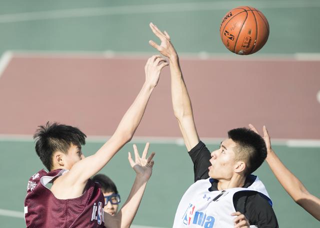 家住旧楼、脾气火爆的孙太阿娥（萧芳芳）逐日驰驱于家庭、公司之间，为家人、公司处处精打细算。她家中有做驾证考官的丈夫（罗家英）、正念年夜学的儿子（丁子峻）、待她若亲生女儿的婆婆及甲士身世的臭脾性跋扈公公（乔宏）。丈夫弟妹一个住在富人区，一个远嫁台湾，常日与他们疏于联系。婆婆的俄然病逝令公公变作痴呆白叟，他脑里只有往事若干、面前只识阿娥一人，所做的荒诞乖张事一件接连一件，阿娥一家疲于应对，在家安心做妇女的弟妇又不肯伸手相帮。阿娥与丈夫试过送公公往日间白叟关照所、白叟院，却一样不克不及省心。而给阿娥带来诸多乐趣的工作也因碰上年数轻她、能力强她的敌手令她烦心。但公公亦用本身的体例对人到40日渐有心无力的阿娥暗示着感谢感动。